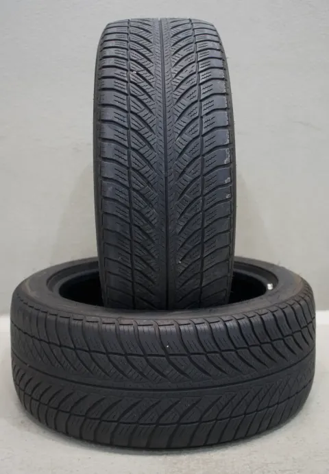Background image for 2x Goodyear UltraGrip 8 MOE RFT RSC * I 245 45 R18 100V XL M+S I Winterreifen