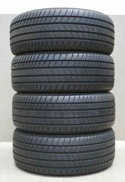 Background image for Bridgestone Alenza 001 * I 245 50 R19 105W XL I Sommerreifensatz