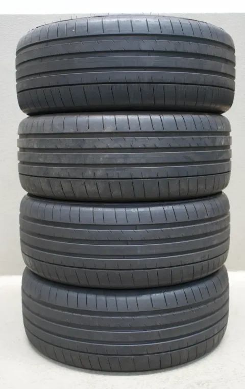 Background image for Michelin Pilot Sport 4S * I 245 45 R19 102Y I Sommerreifensatz