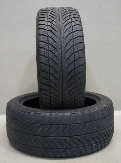 Background image for 2x Goodyear UltraGrip 8 MOE RFT RSC * I 245 45 R18 100V XL M+S I Winterreifen