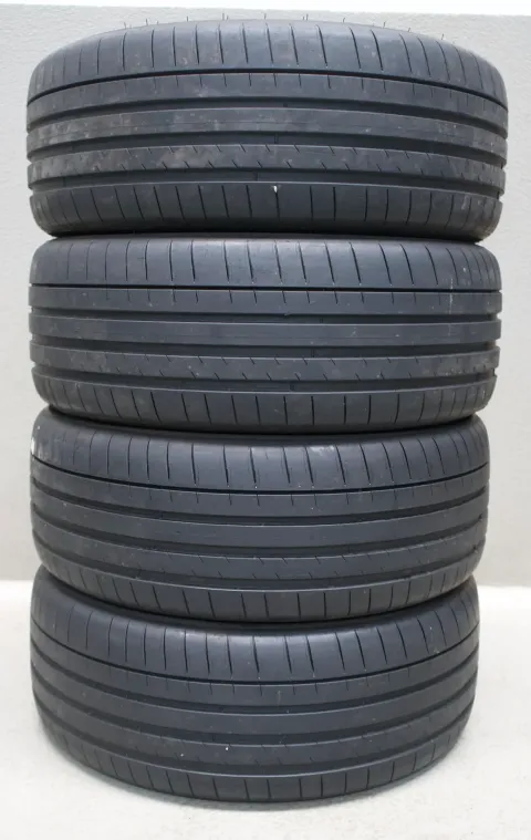 Background image for Michelin Pilot Sport 4S * I 245 45 R19 102Y I Sommerreifensatz